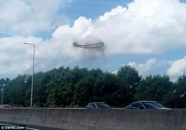 英国天空惊现神秘黑圈外星人入侵？UFO专家回应了！