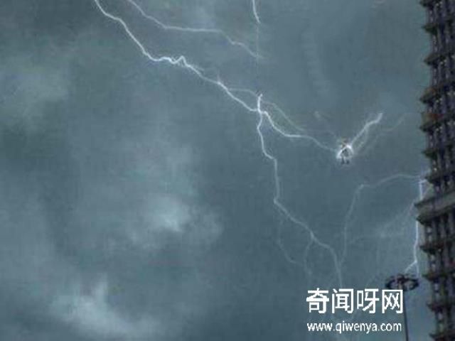 北京大雨渡劫仙人陨落，是真是假(PS技术)