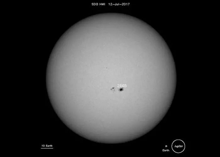 太阳表面黑子不断变大比地球大19倍！