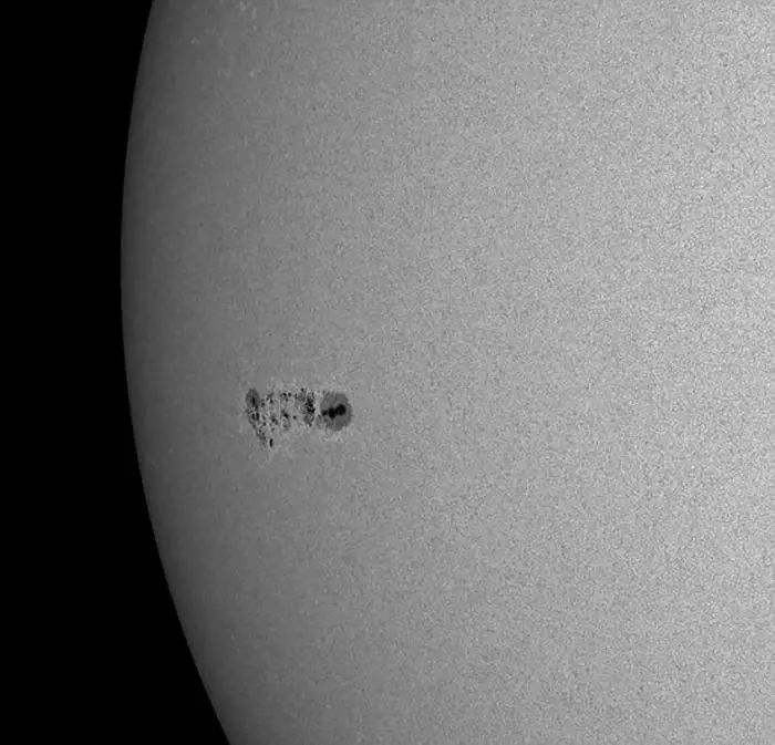 太阳表面黑子不断变大比地球大19倍！