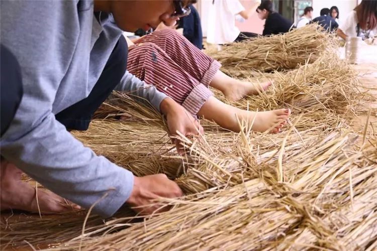 日本5只逼真惊奇巨兽稻草像，金刚好帅！