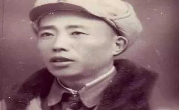 老汉去部队看儿子，哨兵拦住不让进，他说：让你们师长跑步过来