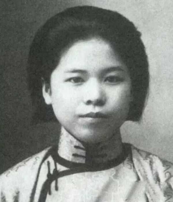 49年，杨虎城遗体被发现，怀中紧抱妻子的骨灰，特务揭露幕后真相